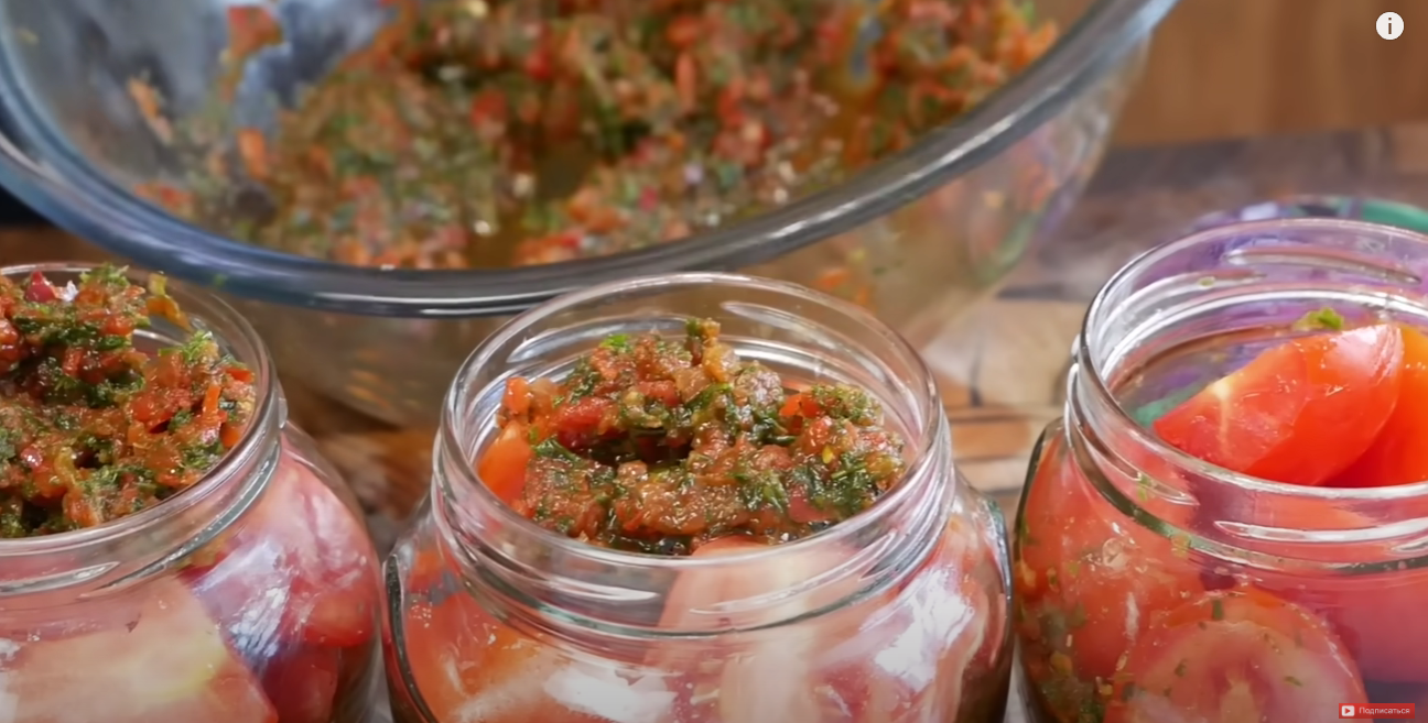 Кулінар дав рецепт закрутки на зиму з перців та томатів: по-болгарськи