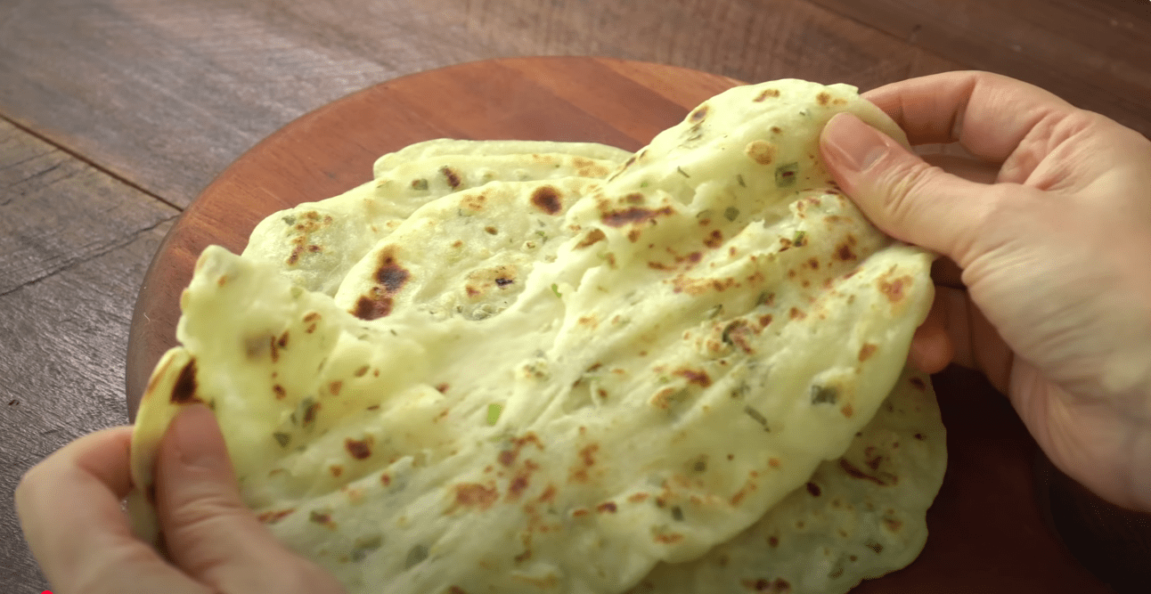 Кулінарка розповіла, як за 3 хвилини приготувати часникові коржики: без замісу