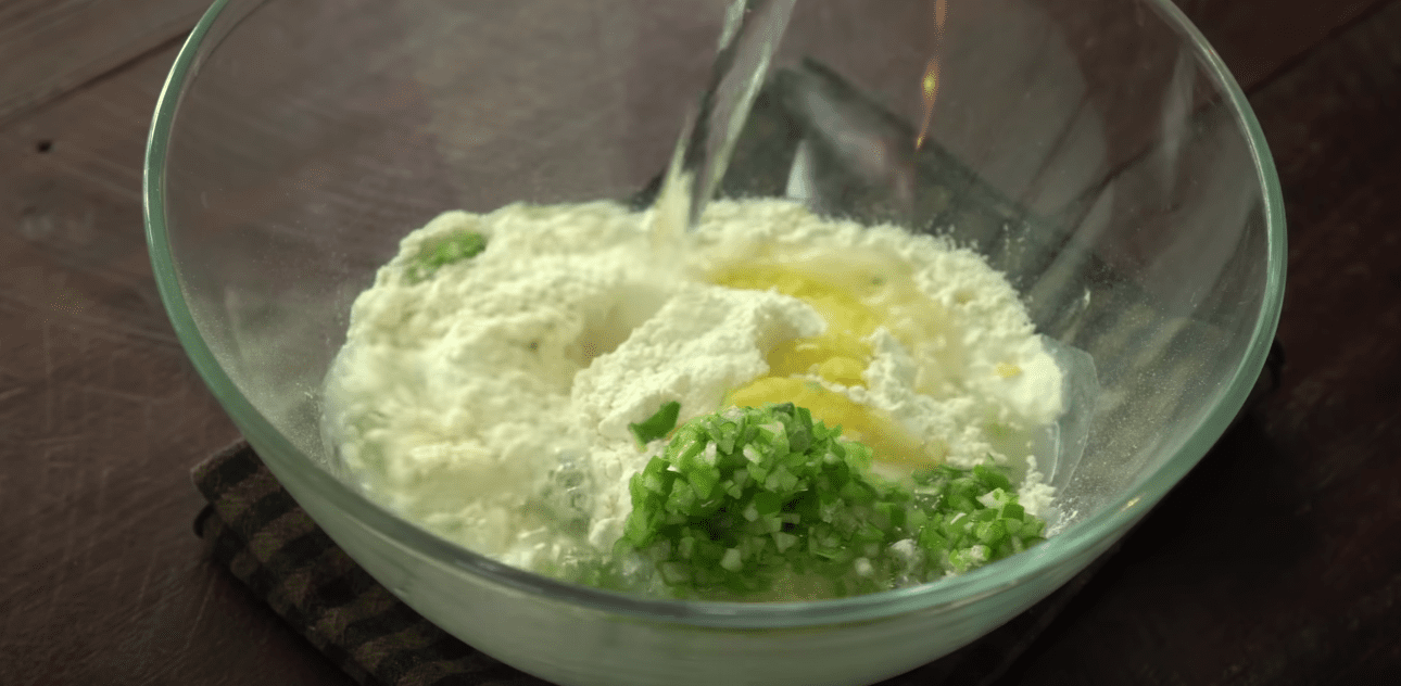 Кулінарка розповіла, як за 3 хвилини приготувати часникові коржики: без замісу