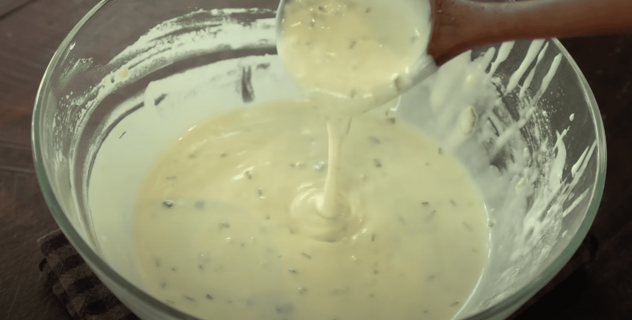 Кулінарка розповіла, як за 3 хвилини приготувати часникові коржики: без замісу