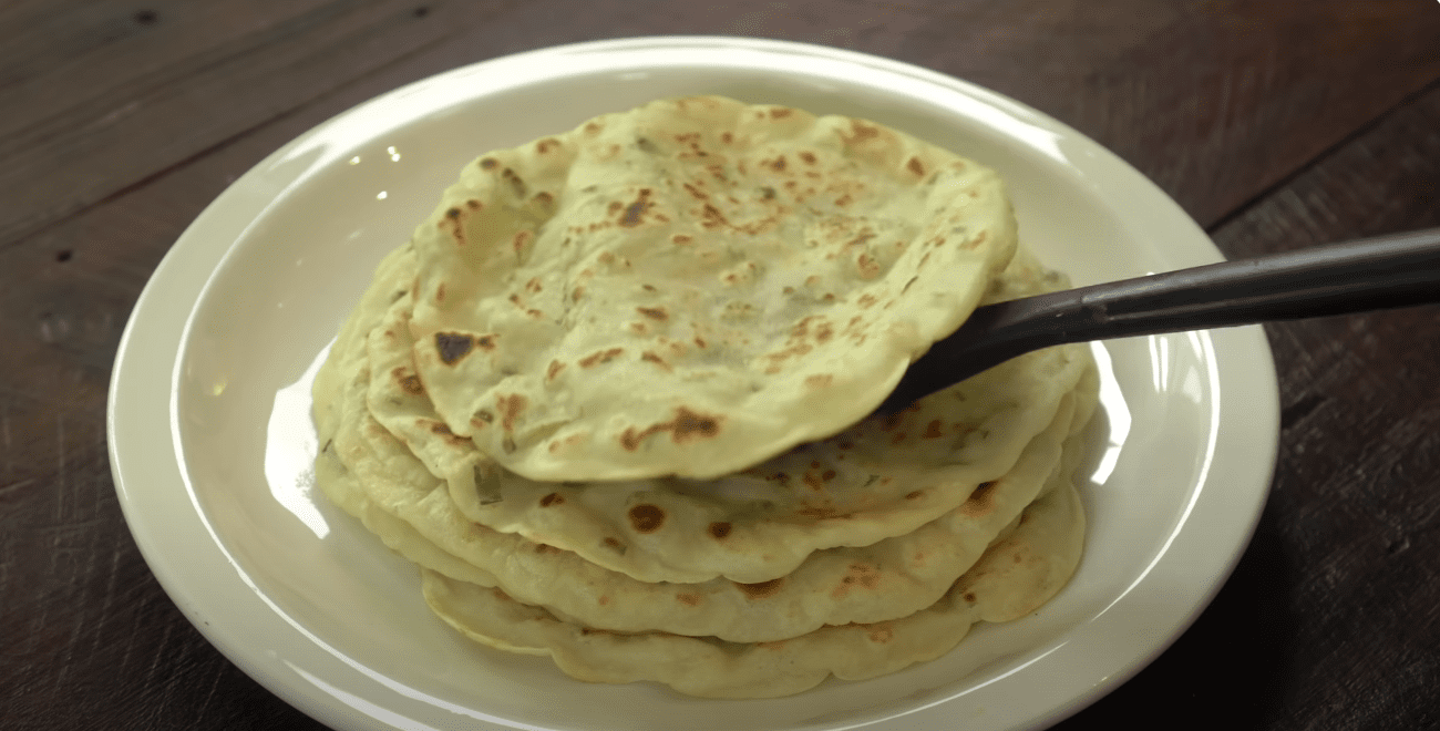 Кулінарка розповіла, як за 3 хвилини приготувати часникові коржики: без замісу