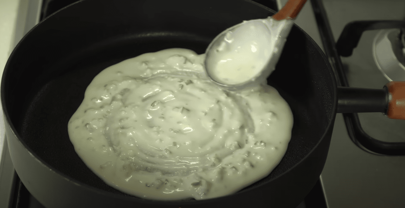 Кулінарка розповіла, як за 3 хвилини приготувати часникові коржики: без замісу