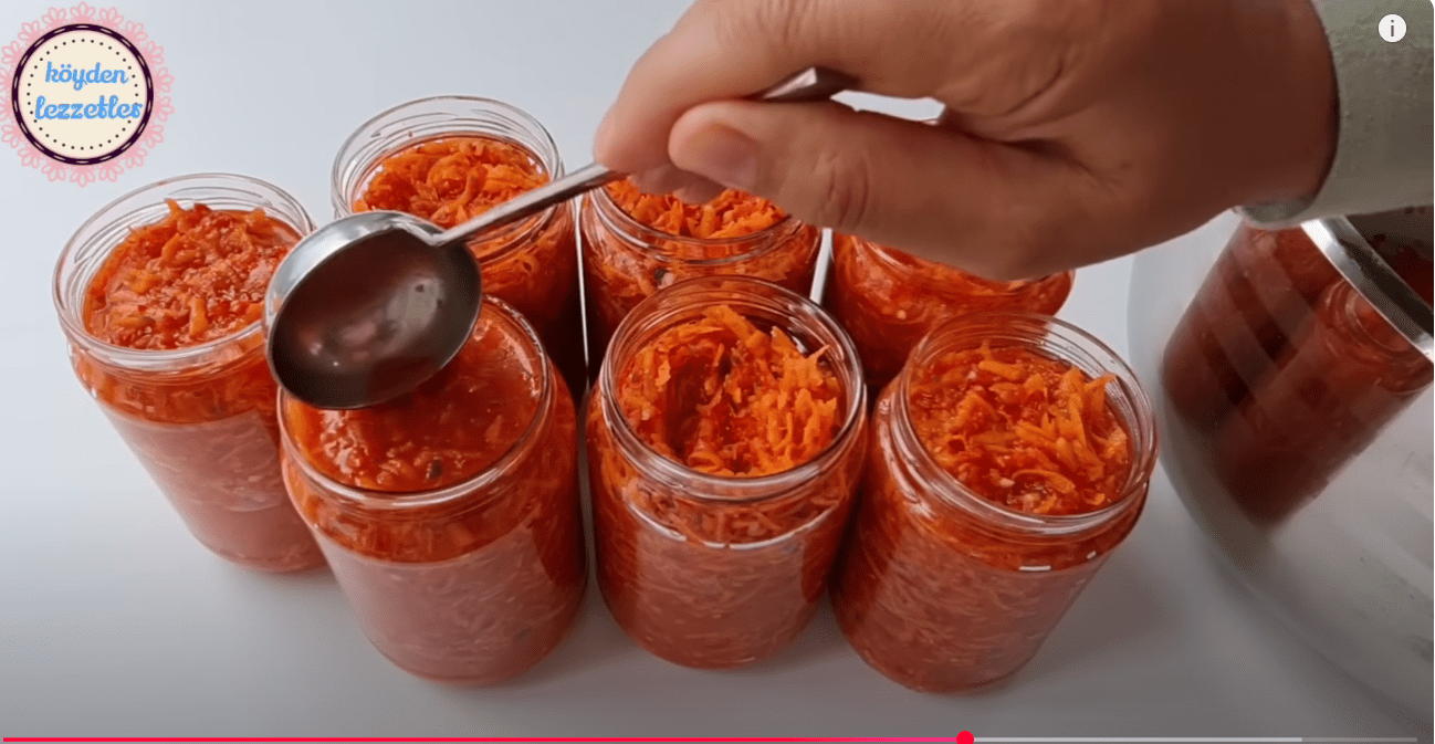 Кулінарка дала рецепт консервації перцю з морквою