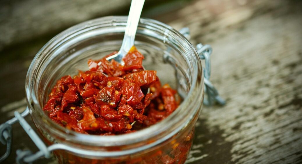 Це рецепт смачних в’ялених томатів для серпня-2025: італійський делікатес прямо вдома 