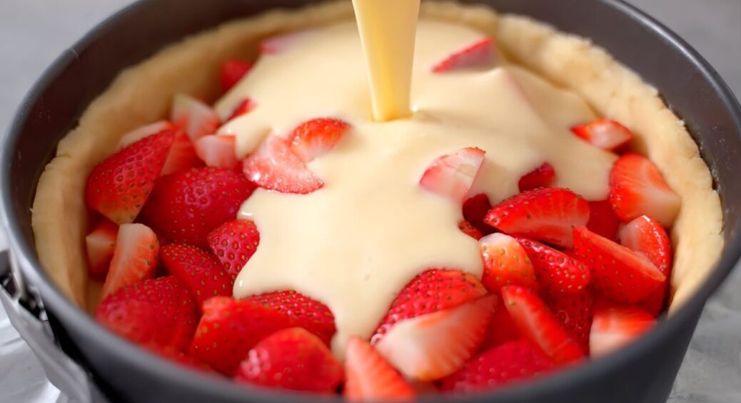 Шарлотка відпочиває! Ідеальний на вигляд і смак ягідний пиріг “Насолода”: рецепт 