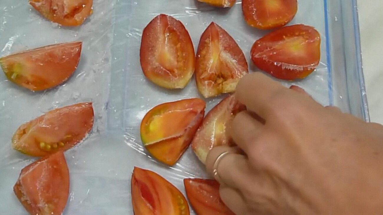 Невеликі помідори можна заморожувати цілими, а більші – шматочками