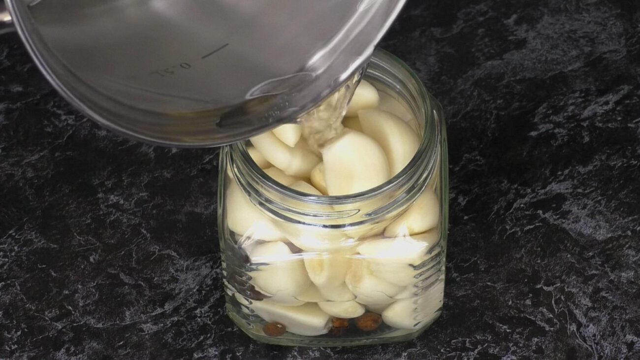 Маринований часник – ароматна приправа та смачна самостійна закуска