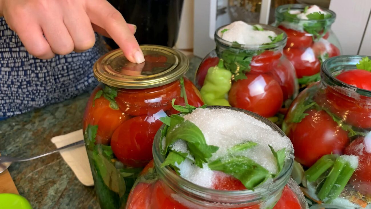 Господині назвали смачний рецепт холодних закруток для томатів 