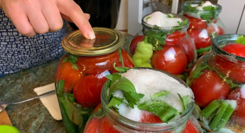 Не листя хрону і не смородини: на Закарпатті 9 з 10 господинь кладуть у консервацію цю зелень 