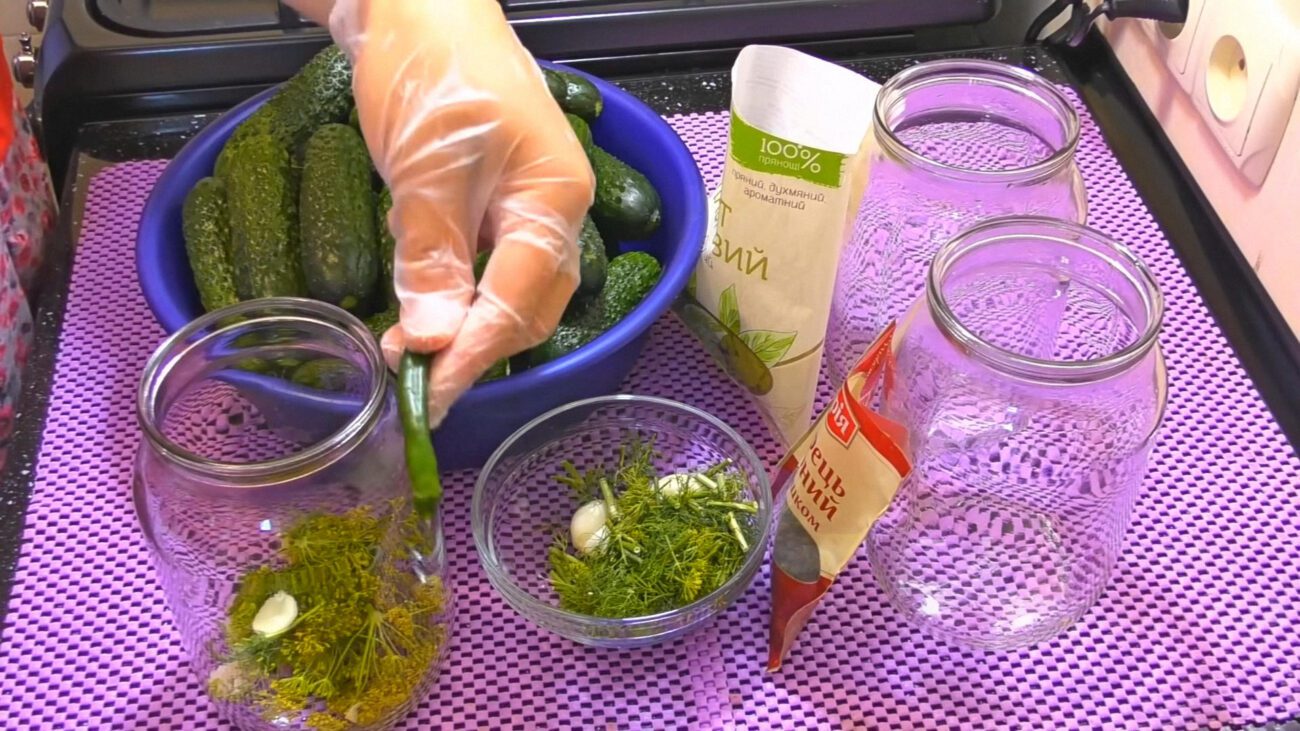 Закарпатські кулінари показали, яку зелень додають у консервацію