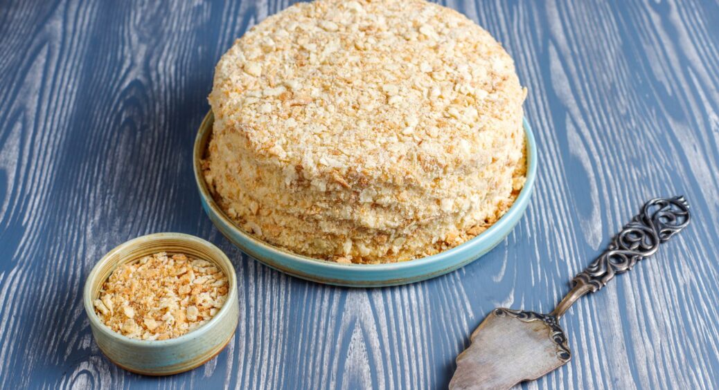 Головний секрет “Наполеона”: ось в якій послідовності викладають шари святкового торта 