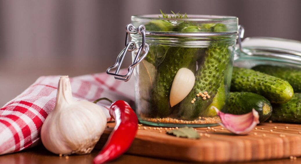 Чому господині на Полтавщині закладають у банки з огірками саме ці 3 спеції? Відповідь ТУТ 