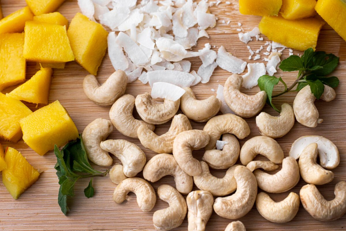 Експерти назвали продукти, які уповільнюватимуть старіння