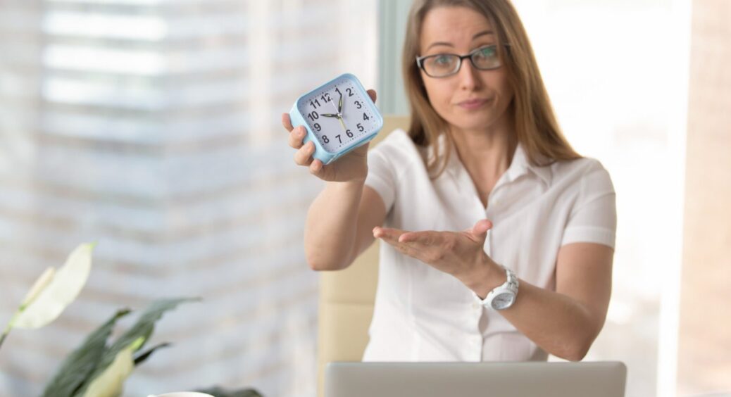 Переведення годинників на зимовий час в Україні 2025: чи скасують його восени – що відомо? 