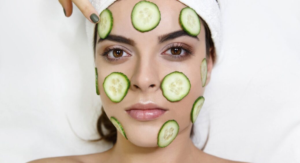 Заморожений огірок для краси обличчя: чи справді працює новий тренд серед красунь – перевіряємо 