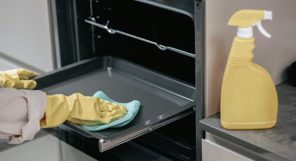 10 грамів на деко і духовка сяє, як нова копійка: ані закам’янілого нагару, ані 100-літнього жиру 