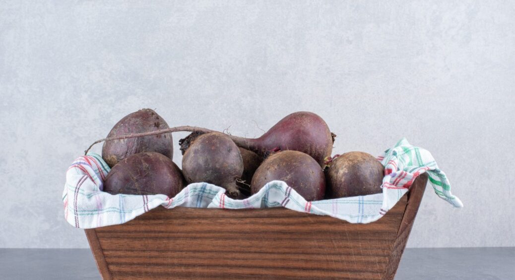 Закарпатський метод заготівлі буряка: 2 прийоми – і коренеплоди лежать у підвалі до весни 