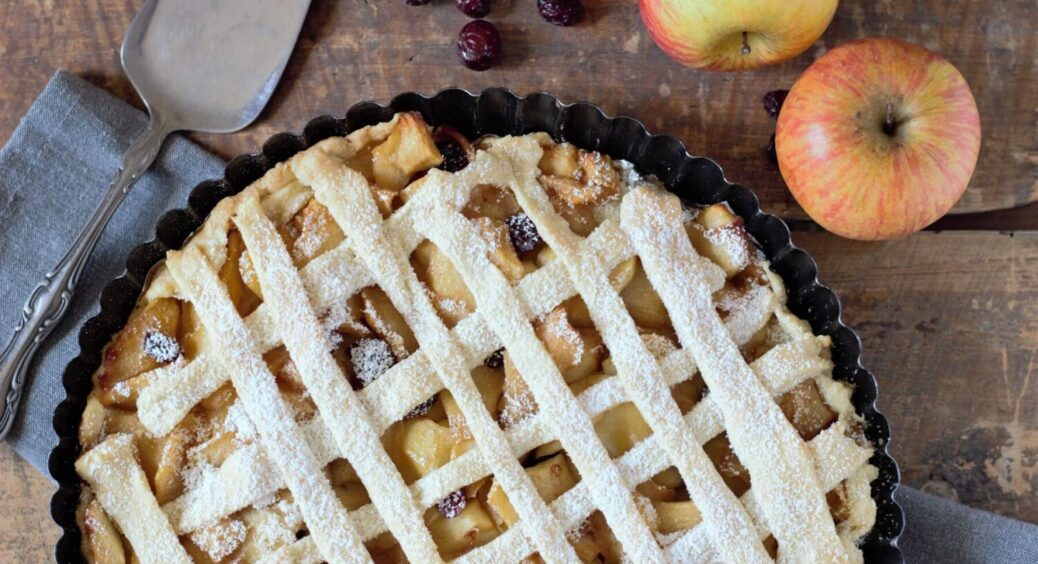 Яблучний пиріг для самих ледачих українців: печемо його, не відходячи від телевізора 