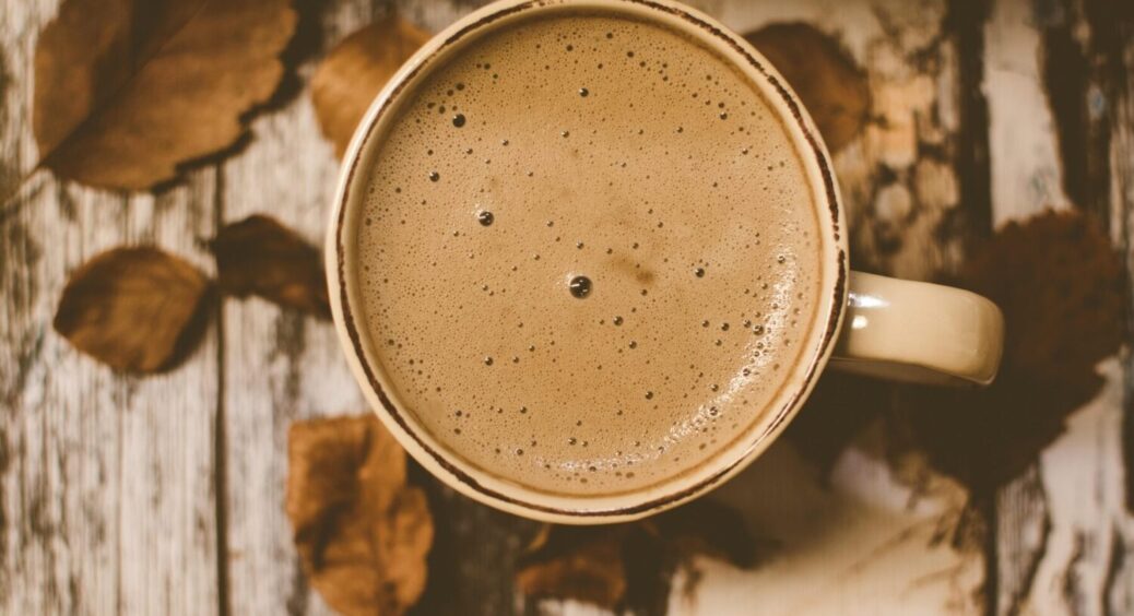 Навіщо в кав’ярнях додають у каву шматочок вершкового масла: 1 дія, що змінює смак кардинально 