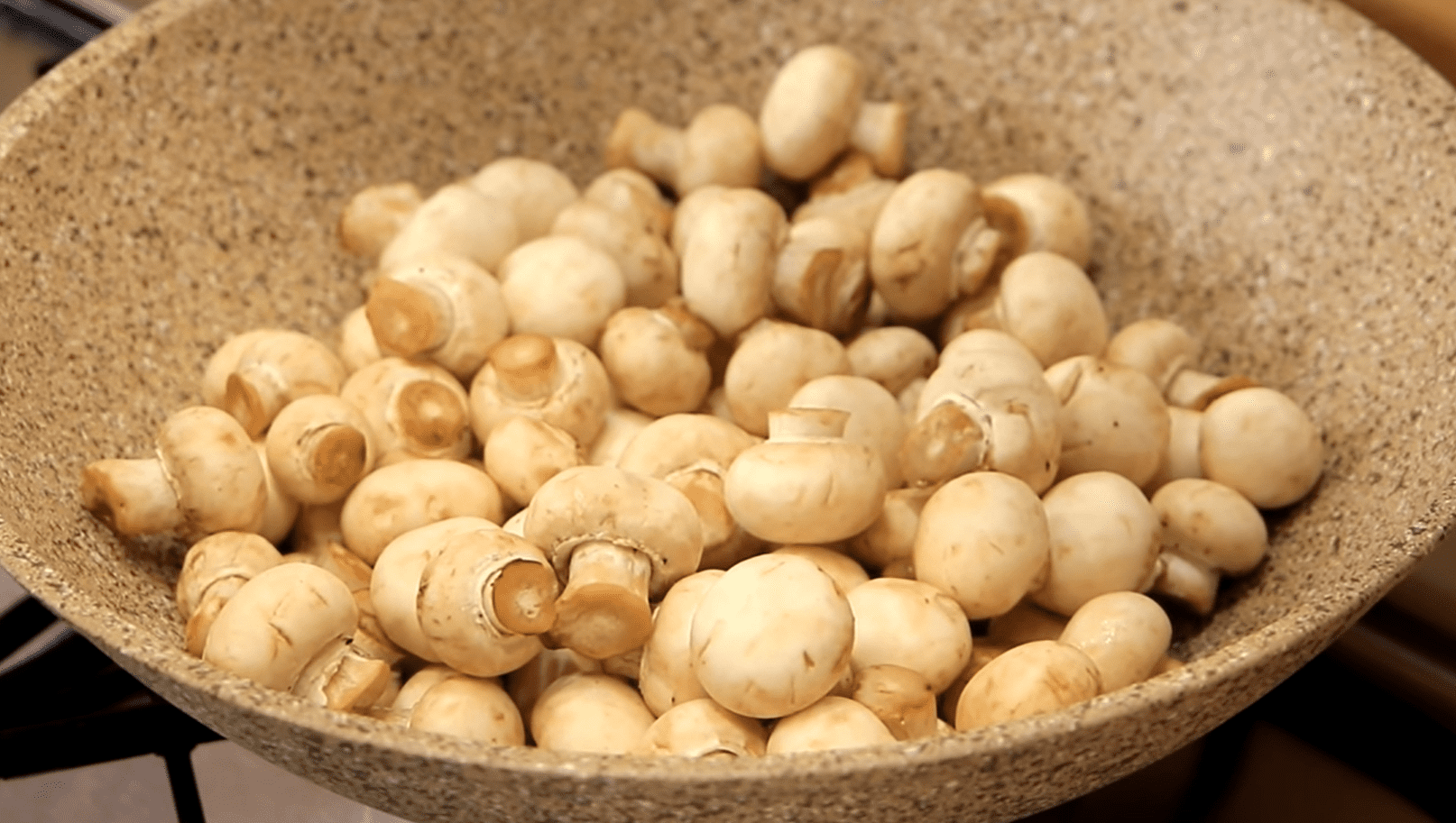 Кулінари назвали смачну закуску з маринованих печериць 