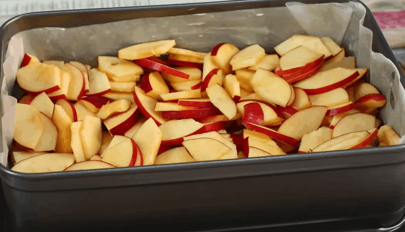 Рецепт пухкого і ніжного яблучного пирога на молоці