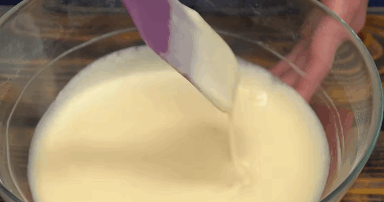 Рецепт пухкого і соковитого яблучного пирога на молоці