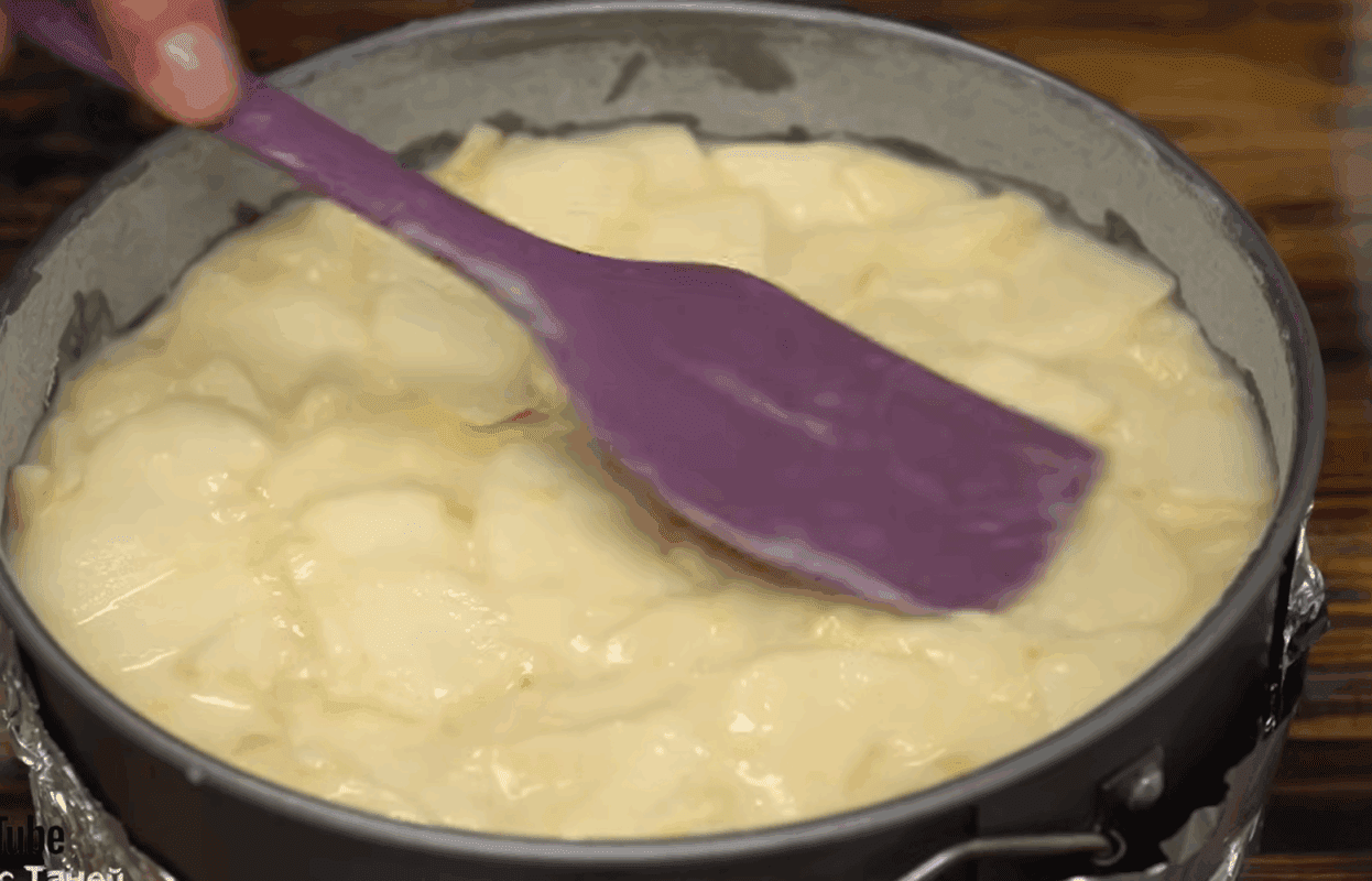 Рецепт пухкого і соковитого яблучного пирога на молоці