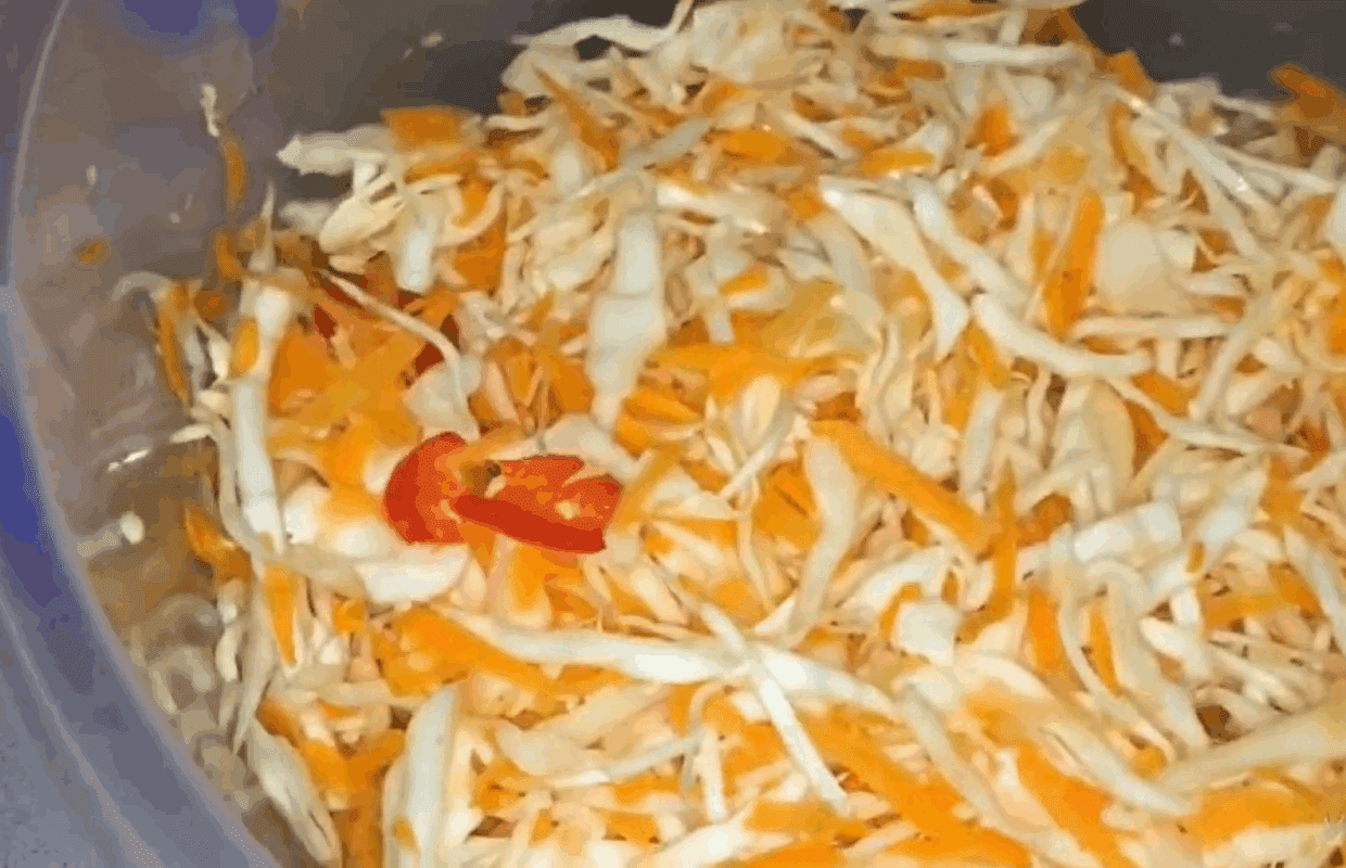 Господині поділилися рецептом салату з капусти і баклажанів на зиму