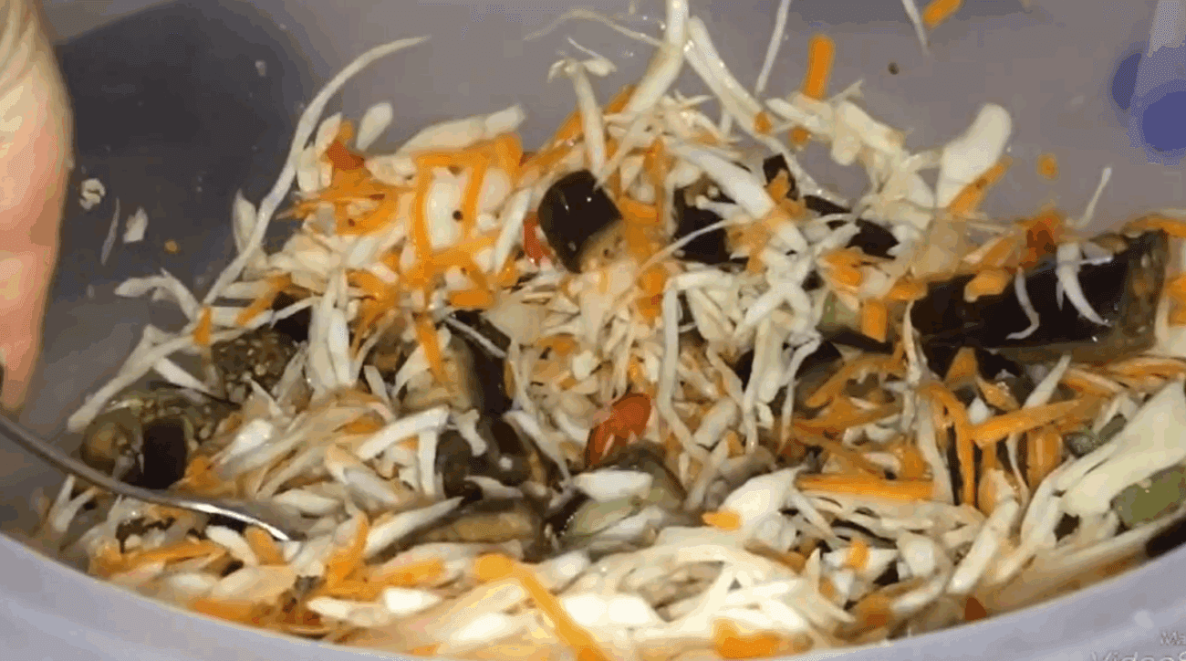 Господині поділилися рецептом салату з капусти і баклажанів на зиму