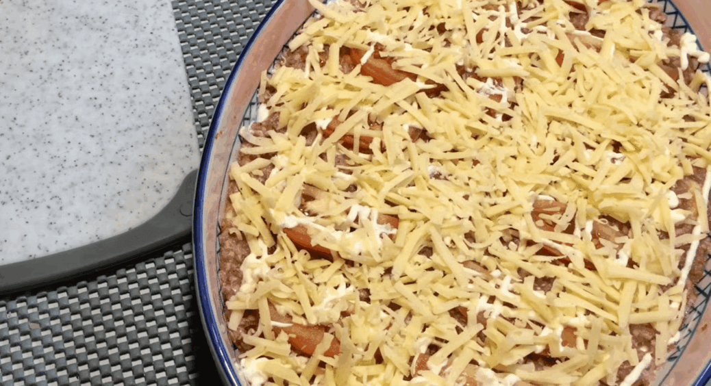 Картопля + Сосиски + Сир – смакота! Цей рецепт запіканки заслуговує всіх нагород “МастерШеф” 