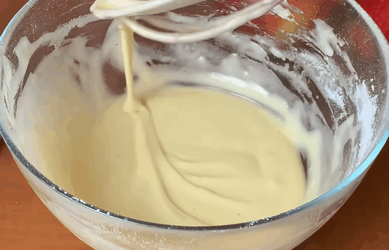 Рецепт смачного і пухкого яблучного пирога на сковороді за 2 хвилини