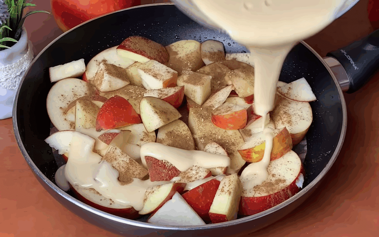 Рецепт смачного і пухкого яблучного пирога на сковороді за 2 хвилини