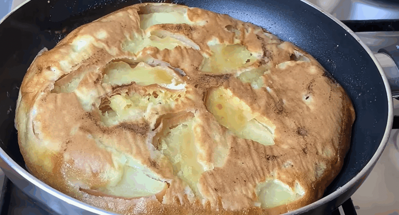 Рецепт смачного і пухкого яблучного пирога на сковороді за 2 хвилини