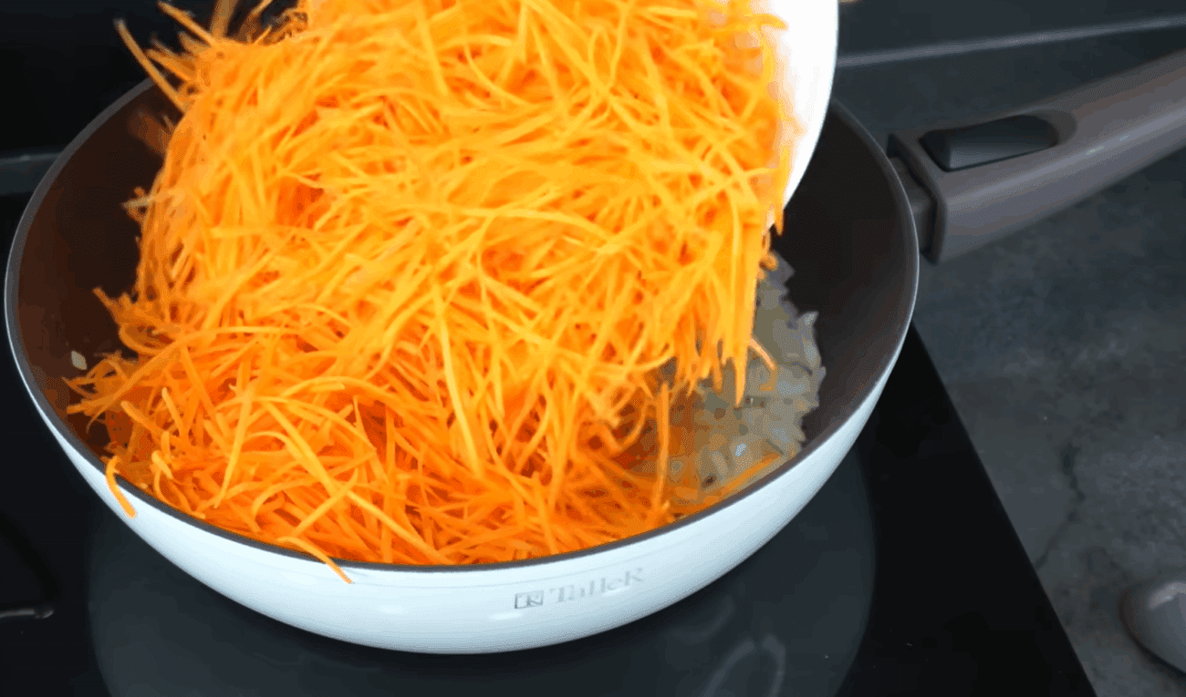 Кулінари розповіли, як приготувати смачний і корисний салат з моркви