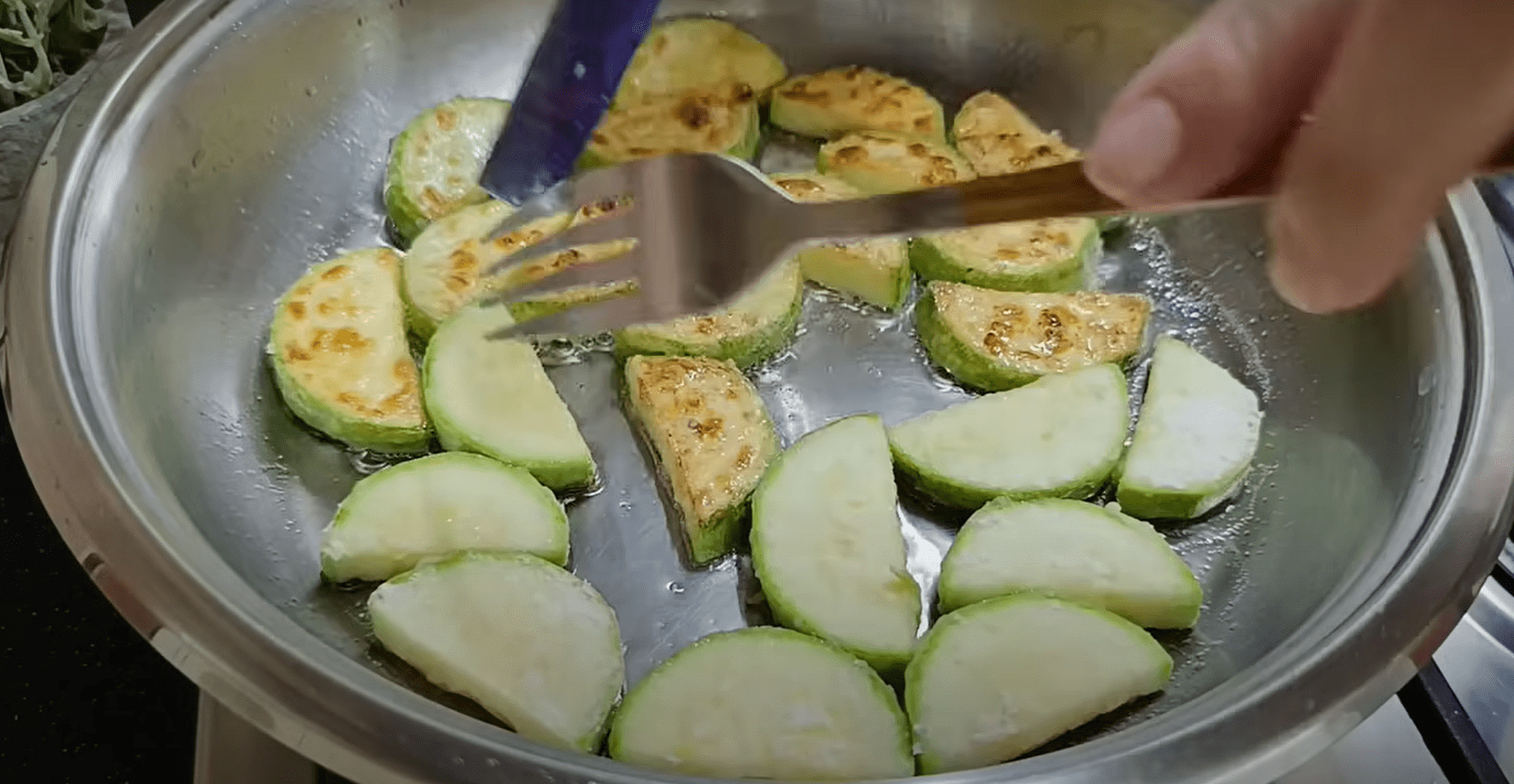 Рецепт дуже смачних кабачків тушкованих у сметані