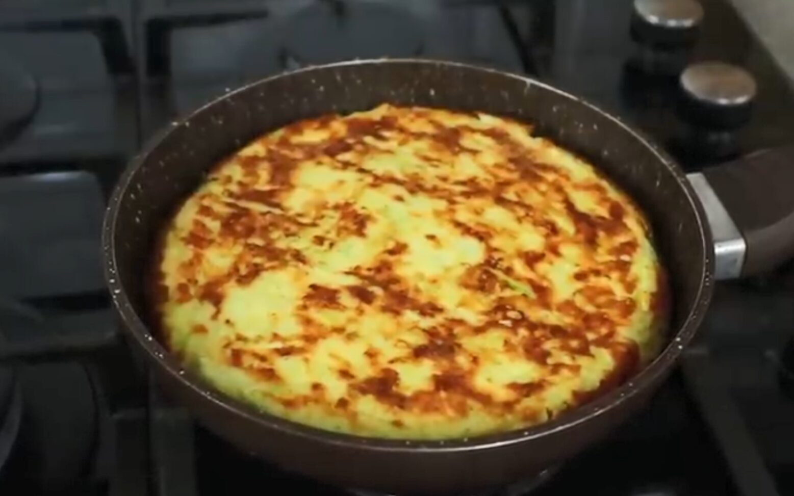Рецепт смачної і ніжної кабачкової запіканки на сковороді
