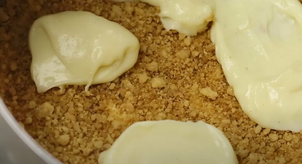 Коштує 3 копійки, а вигляд – на мільйон: торт “Пʼятихвилинка” – ідеальний до чаю та кави 