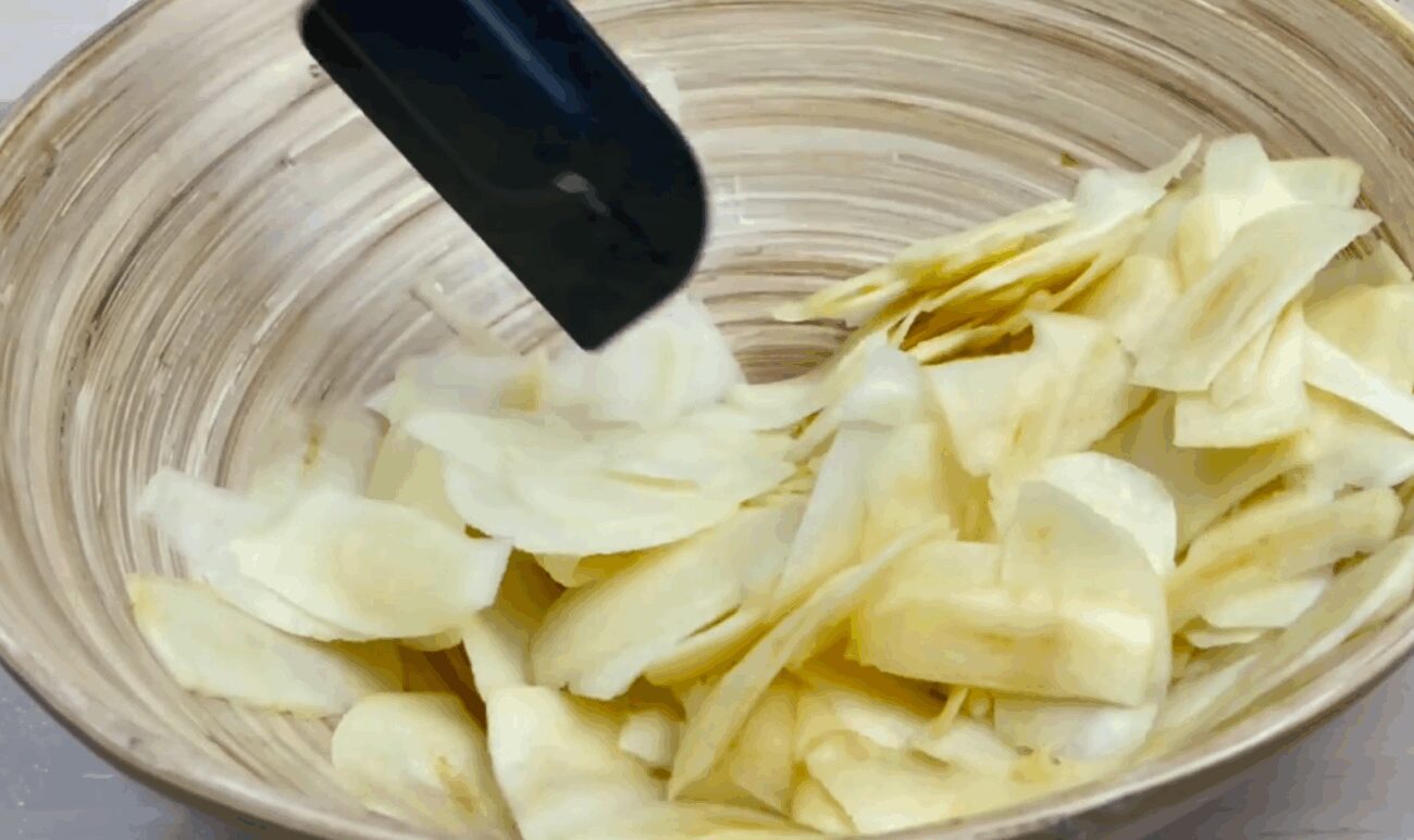 Кулінари поділились рецептом пухкого і соковитого пирога з яблуками