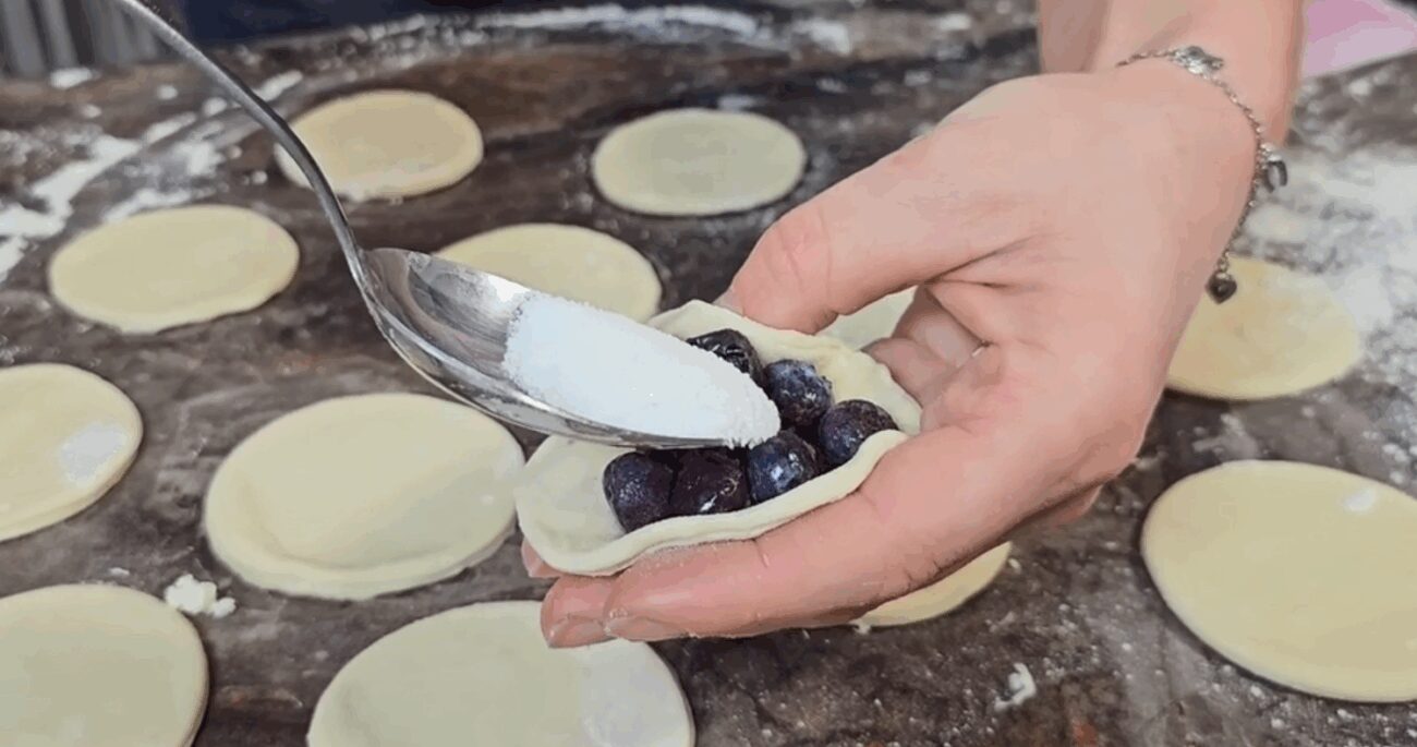 Рецепт смачних і пухких дріжджових вареників з вишнею