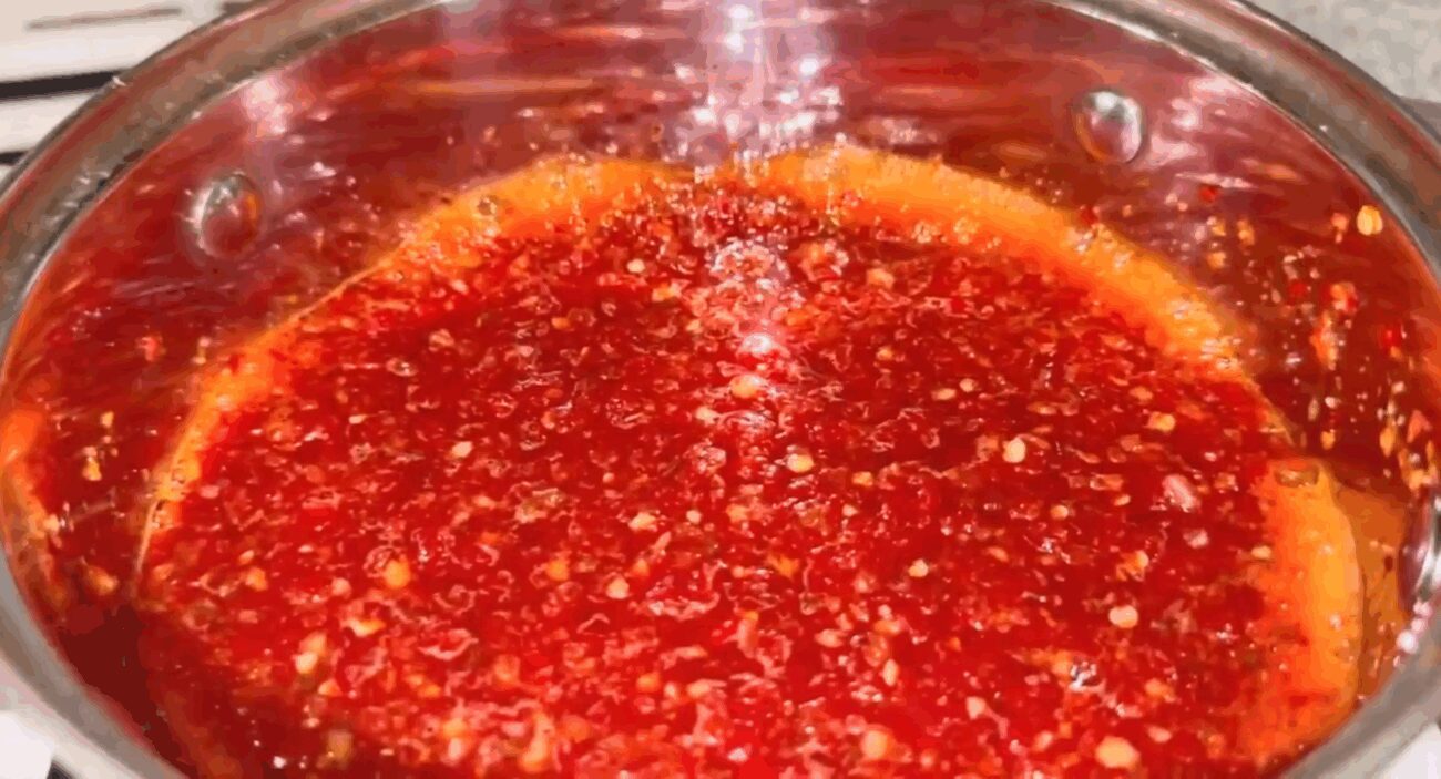 Кулінари поділилися рецептом солодко-кислого соусу з томатів на зиму