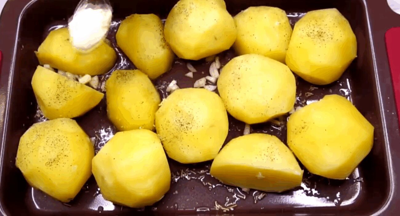 Рецепт дуже смачної запеченої картоплі із хрумкою скоринкою 