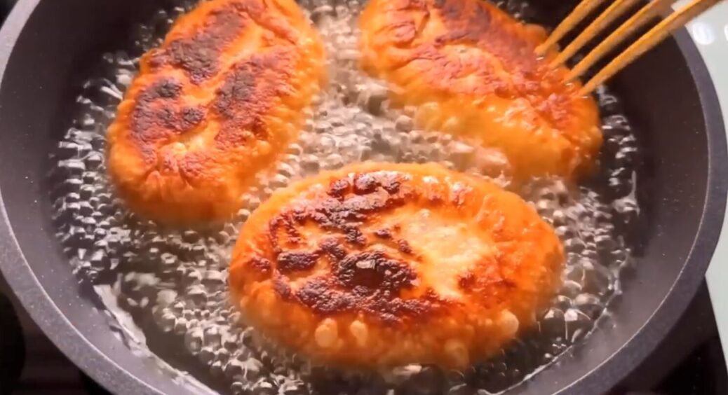 Чоловік щодня просить на вечерю – 15 хвилин і готово! Рецепт картопляних пиріжків на сковороді 