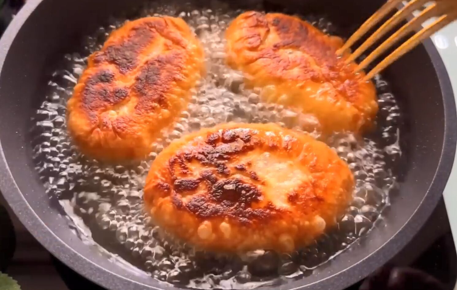 Кулінари поділились рецептом ніжних пиріжків із яйцем і цибулею Кулінари поділились рецептом ніжних пиріжків із яйцем і цибулею