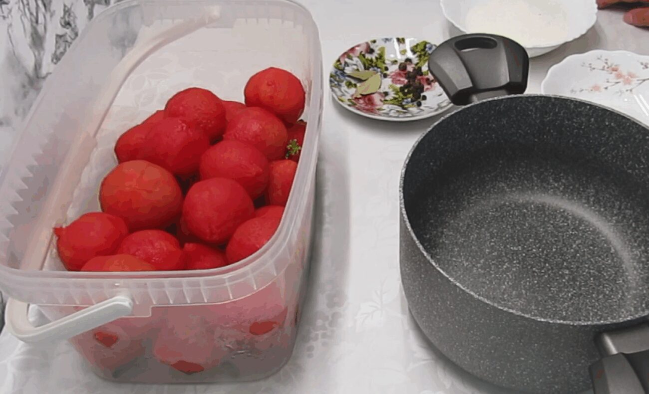 Рецепт дуже смачних маринованих помідорів без шкірочки за добу