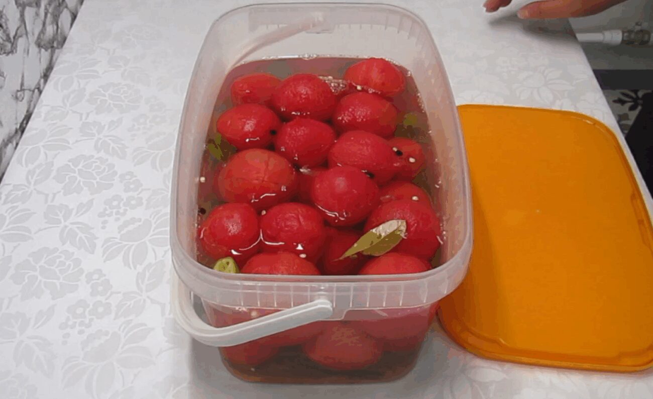 Рецепт дуже смачних маринованих помідорів без шкірочки за добу