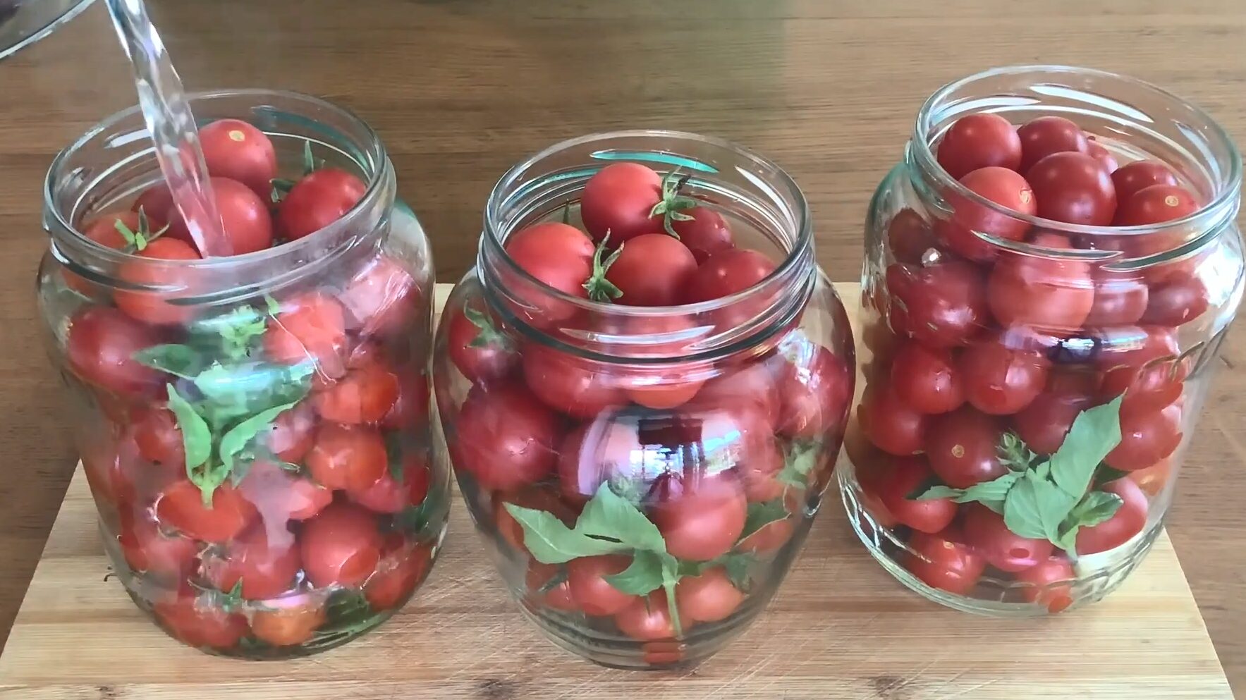 Рецепт дуже смачних маринованих помідорів Чері з базиліком на зиму
