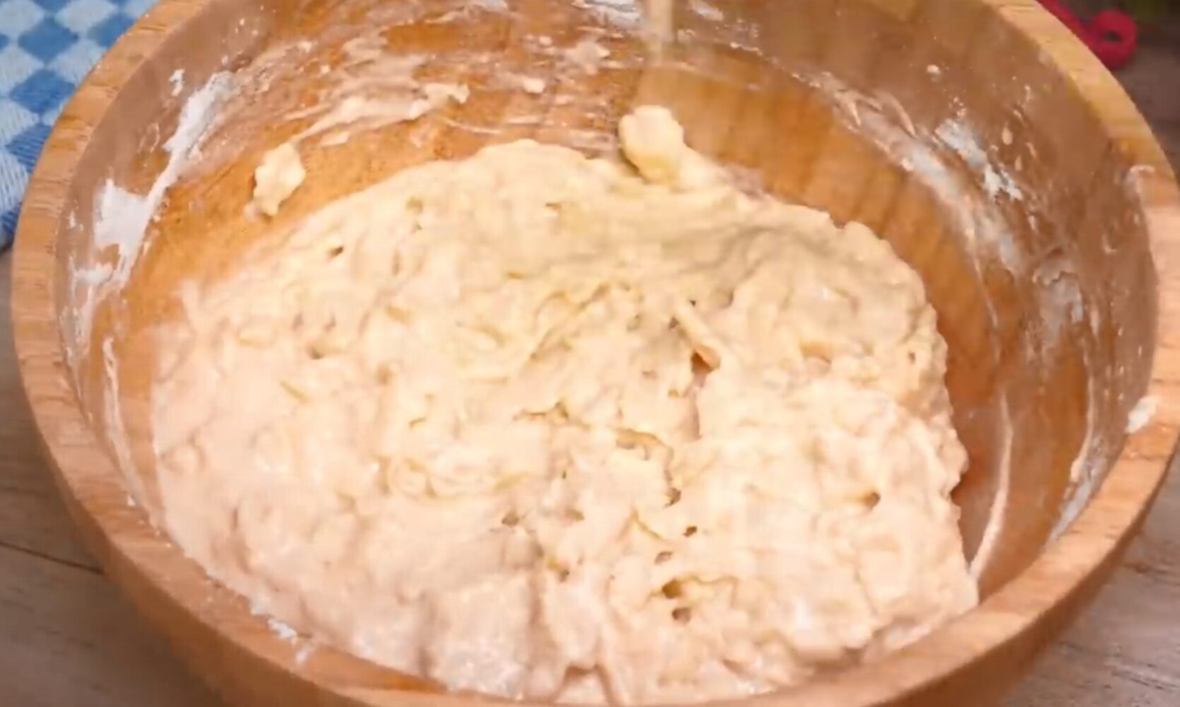 Кулінари розповіли, як приготувати смачні і пухкі оладки з яблуком за 10 хвилин