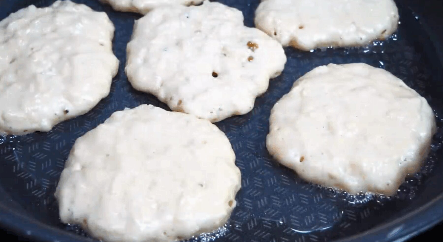 Кулінари розповіли, як приготувати смачні і пухкі оладки з яблуком за 10 хвилин