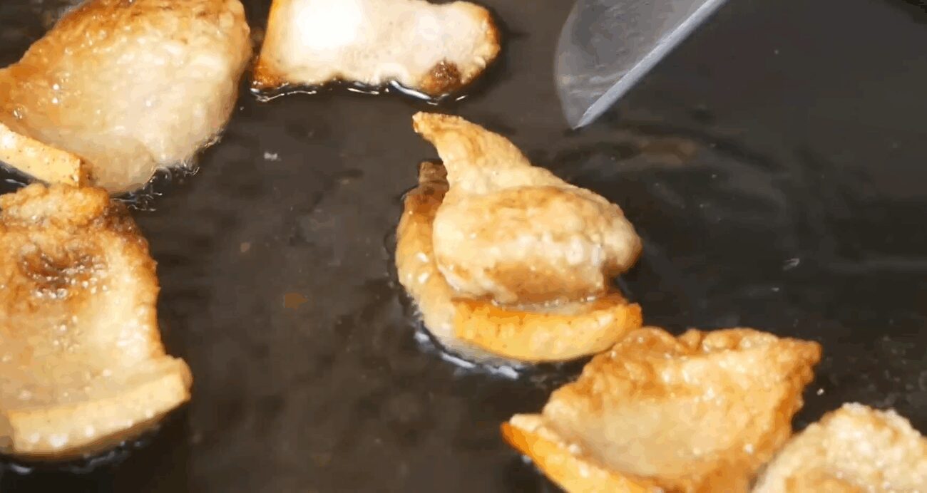 Рецепт дуже смачної картоплі по-польськи з салом і цибулею