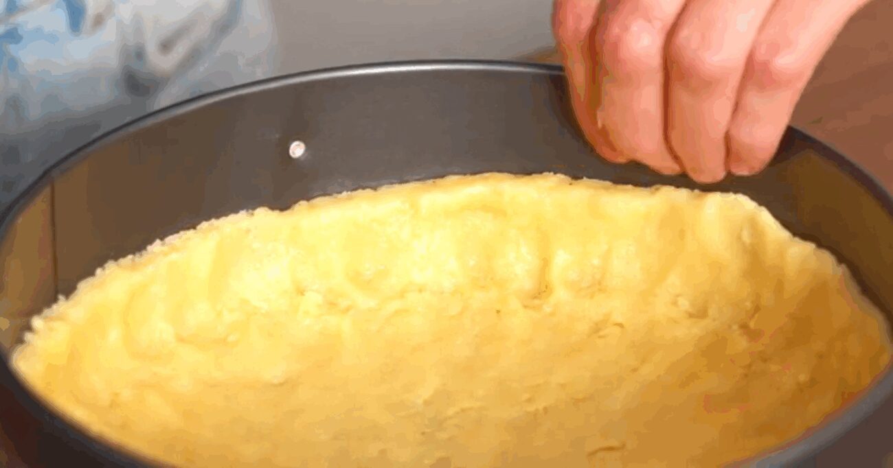 Рецепт смачного і соковитого пирога зі сливами до чаю